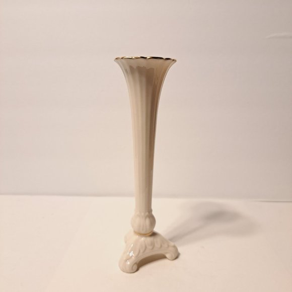 Lenox Ivory w/ Gold Trim 7-1/2" Tall Tri-Footed Scalloped Ceramic Bud Vase USA - Picture 3 of 12